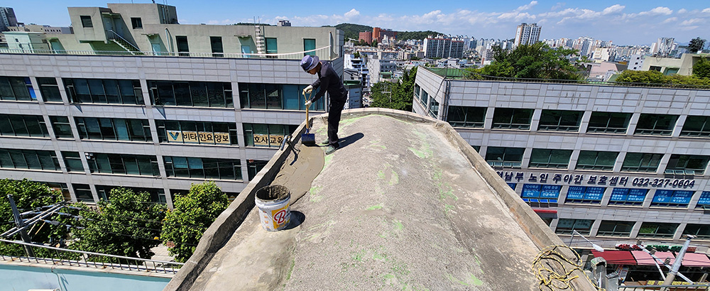 물메를 잡고 바닥면에 1차로 시멘 몰타르에 방수액을 섞어서 작업