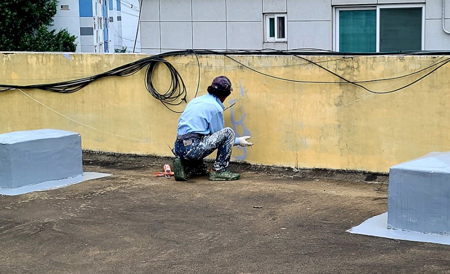 금간곳에 실리콘 작업하는 사진