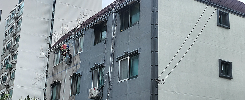 밧줄을 타고서 회색 발수택스를 도장