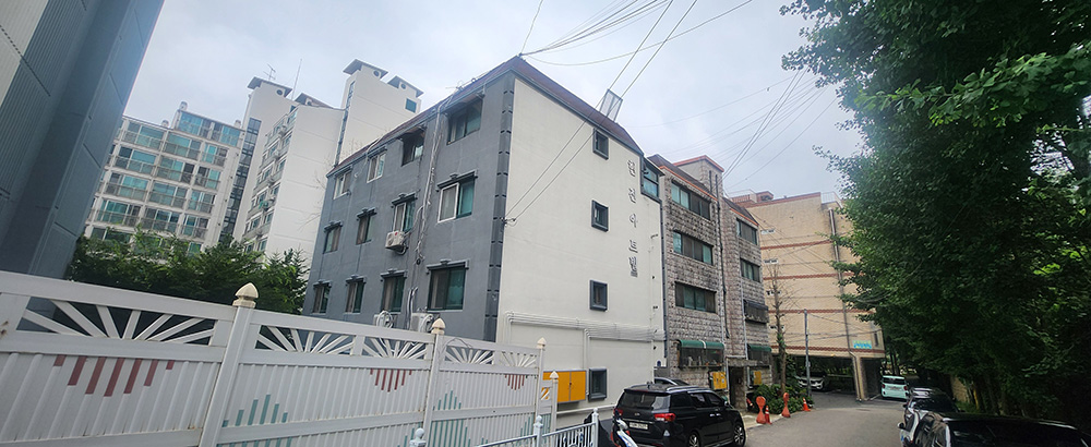 밧줄과 스카이 작업으로 새로 도색한 빌라의 외벽모습